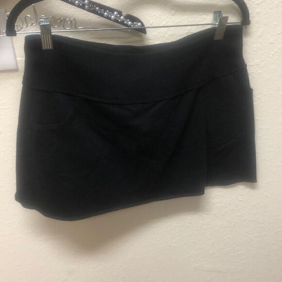 Black skirt with thick belt - Picture 1 of 1